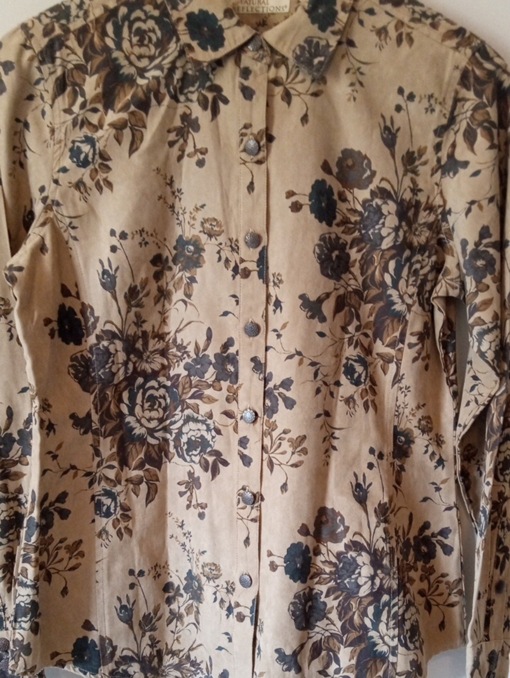 SOFT Floral Button Up Top - Picture 4 of 9